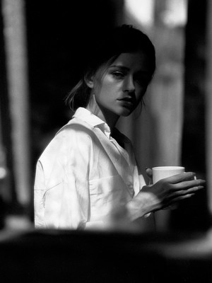 Kaffeepause / Portrait / schwarz-weiss,spiegelung,kaffeetasse,finger,hemd,weiß,analog
