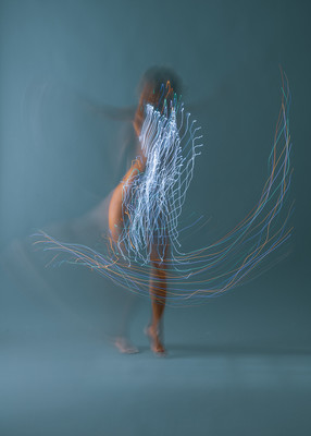 » #2/9 « / Light Dance / Blog post by <a href="https://strkng.com/en/photographer/maria+frodl/">Photographer Maria Frodl</a> / 2020-01-17 18:26