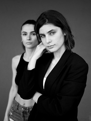 » #2/4 « / Two friends / Blog post by <a href="https://strkng.com/en/photographer/peter+nientied/">Photographer Peter Nientied</a> / 2023-04-02 21:57