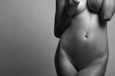skin #9 / Nude / nude,naked,skin,body,woman,girl,fineartnude,aktfotografie,studio,blackandwhite,monochrome,bodypart,water
