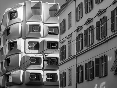 Moderne Architektur trifft Bürgerhaus (Graz) / Stadtlandschaften / Graz,steiermark,styria,blackandwhite,s/w,berndgrosseck,grosseck,bildausschnitte