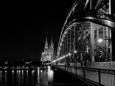 Hohenzollernbrücke mit Dom / Schwarz-weiss / nacht,night,blackandwhite,blackwhite,blackandwhitephotography,dom,köln,cologne,brücke