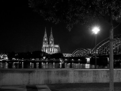 Hohenzollernbrücke mit Dom und Promenade / Schwarz-weiss / nacht,night,köln,cologne,dom,blackandwhite,blackwhite,blackandwhitephotography,promenade