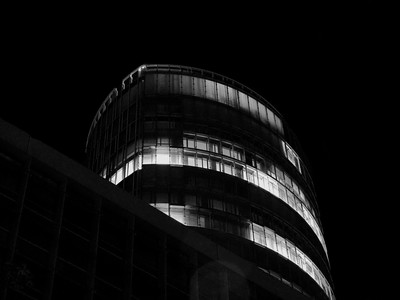 Büroturm / Schwarz-weiss / nacht,night,Schwarzweiß,schwarzweiß,blackandwhite,blackwhite,blackandwhitephotography,architektur,architecture