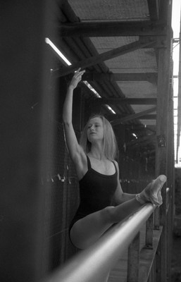 » #3/9 « / Ballett Serie auf schwarz-weiß Film / Blog-Beitrag von <a href="https://strkng.com/de/fotograf/matthias+petz+-mp-kunst-/">Fotograf Matthias Petz (mp_kunst)</a> / 22.07.2023 17:23 / Konzeptionell