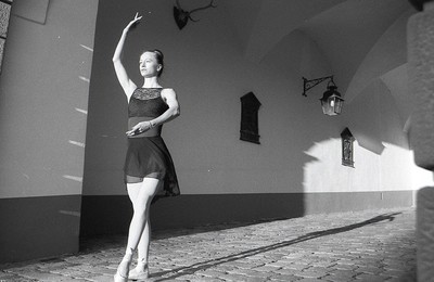 » #7/9 « / Ballett Serie auf schwarz-weiß Film / Blog-Beitrag von <a href="https://strkng.com/de/fotograf/matthias+petz+-mp-kunst-/">Fotograf Matthias Petz (mp_kunst)</a> / 22.07.2023 17:23 / Konzeptionell