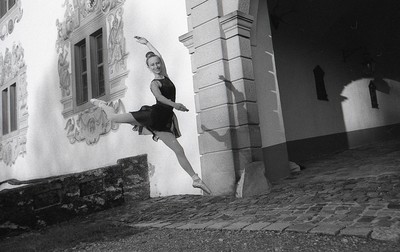 » #8/9 « / Ballett Serie auf schwarz-weiß Film / Blog-Beitrag von <a href="https://strkng.com/de/fotograf/matthias+petz+-mp-kunst-/">Fotograf Matthias Petz (mp_kunst)</a> / 22.07.2023 17:23 / Konzeptionell
