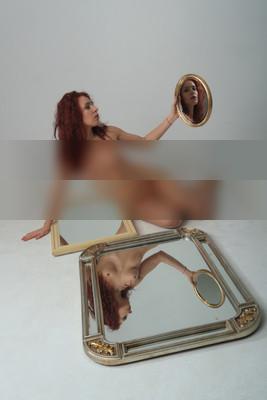 Redhair is looking / Nude / nude,nackt,akt,spiegel,mirror,diefotolounge,julia,color,redhair,studiofotografie,indoor