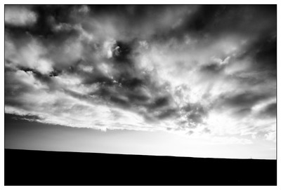 Wolken über dem Deich / Schwarz-weiss / Wolken,schwarzweissfotografie,Schleswig-Holstein,Fotokunst,fineartphotography,Fujifilm