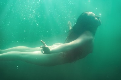 » #5/6 « / She floats within herself / Blog post by <a href="https://strkng.com/en/photographer/raphaellechner/">Photographer RaphaelLechner</a> / 2021-07-21 19:20 / Nude / nude,outdoor,underwater,conceptual,dreamy