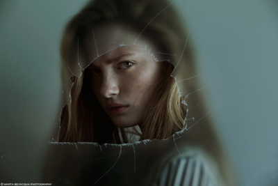 (Helena) through the glass / Fine Art  Fotografie von Fotografin MOTH ART ★118 | STRKNG