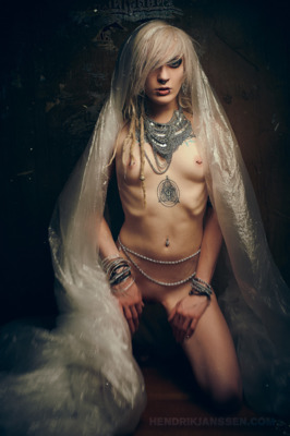Queen For A Day / Nude  Fotografie von Fotograf Hendrik ★52 | STRKNG