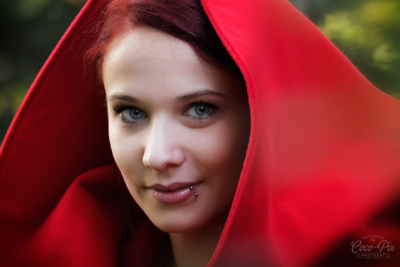 red cape / Portrait  photography by Photographer COCOPIX | STRKNG