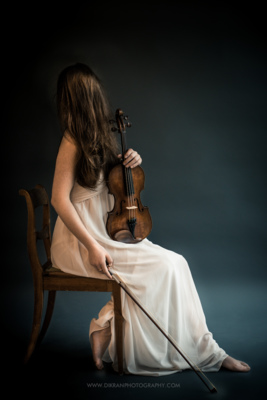 la belle violoniste / Portrait  photography by Photographer PHOTOGRAPHY PETER CHRISTOPHER ★2 | STRKNG