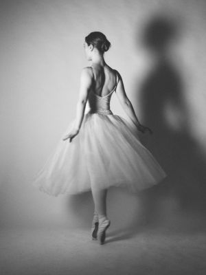 Ballerina / Schwarz-weiss  Fotografie von Fotograf Holger Nitschke ★75 | STRKNG