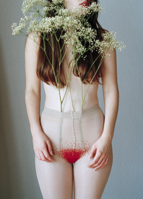 gypsophila and the female body. / Abstrakt  Fotografie von Model Lisa ★124 | STRKNG