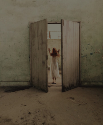 poetic ghostly / Performance  photography by Photographer Heloisa ★8 | STRKNG