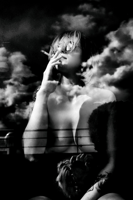 Smoking Clouds / Schwarz-weiss  Fotografie von Model Estelle Nowack ★13 | STRKNG