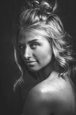 Lara / Portrait  photography by Photographer Jo Zeitler ★1 | STRKNG