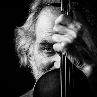 Dietmar Derschmidt, Musiker und Instrumentenbauer / Portrait  Fotografie von Fotograf Thom Trauner | STRKNG