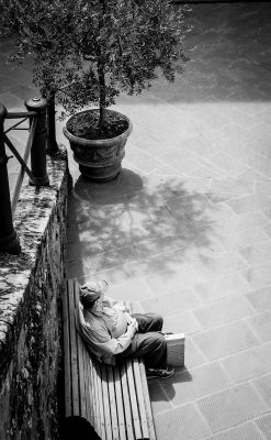 a man waiting alone / Street  Fotografie von Fotograf bildausschnitte.at ★2 | STRKNG