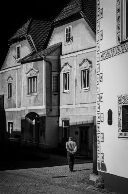 a man walking through an old town / Street  Fotografie von Fotograf bildausschnitte.at ★2 | STRKNG