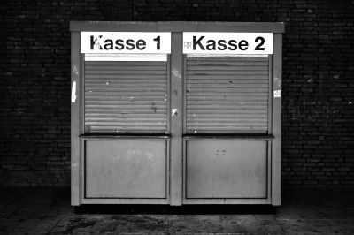 Kasse 1 / Schwarz-weiss  Fotografie von Fotograf Agnus Bootis ★3 | STRKNG