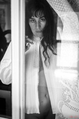 Lucie à la fenêtre / Portrait  photography by Photographer TeKa ★2 | STRKNG