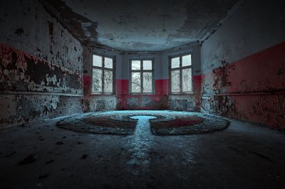 Die verlassene Klinik / Abandoned places  photography by Photographer Jonas Rediske | STRKNG