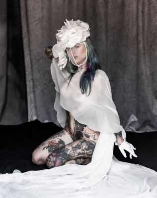white heart / Nude  Fotografie von Designer/&shy;Marke Paola Idrontino ★3 | STRKNG