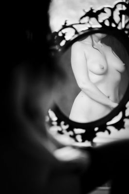 Mirror / Nude  photography by Model Muscarin ★2 | STRKNG