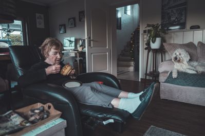 Mum eating breakfast / Documentary  photography by Photographer Angela Goossens | STRKNG
