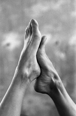 Feet geometry / Schwarz-weiss  Fotografie von Model Irina ludosanu ★18 | STRKNG
