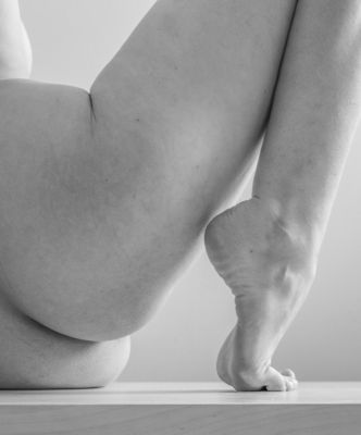 Selfportrait on table / Nude  photography by Model noa_the_model ★21 | STRKNG