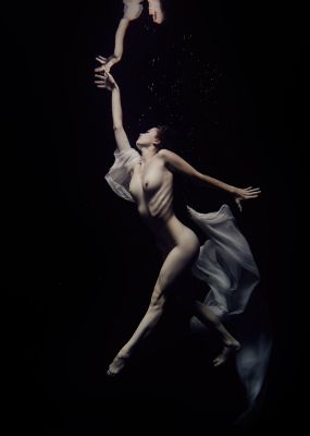 Aqua Ingravitas 3 / Nude  photography by Photographer Jose G Cano ★10 | STRKNG