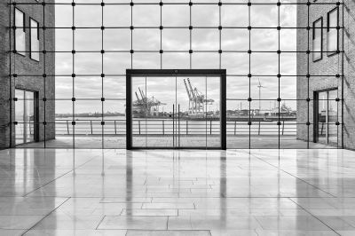 Gerahmte Stahlgiraffen, Hamburg / Schwarz-weiss  Fotografie von Fotograf Heiko Westphalen ★3 | STRKNG