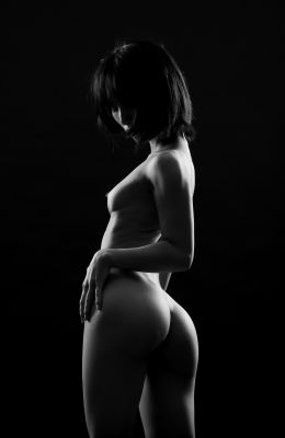She, 2023 / Nude  photography by Photographer MITSUO SUZUKI | STRKNG