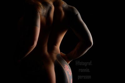 Her back / Nude  photography by Photographer Ronnie Persson | STRKNG