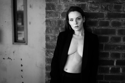 » #4/6 « / B R I C K S / Blog-Beitrag von <a href="https://strkng.com/de/fotograf/carpe+lucem/">Fotograf Carpe Lucem</a> / 06.11.2021 14:02 / Portrait