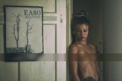 EA80 / Nude / Caro,Caro Müller,Home,Homeshooting,Nude,Akt,Undressed,EA80,Trier,Pixelworx,Door,Tür