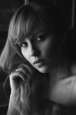 » #1/3 « / Lattice Window / Blog post by <a href="https://strkng.com/en/photographer/wolfslord+photography/">Photographer Wolfslord Photography</a> / 2019-05-26 11:57 / Portrait