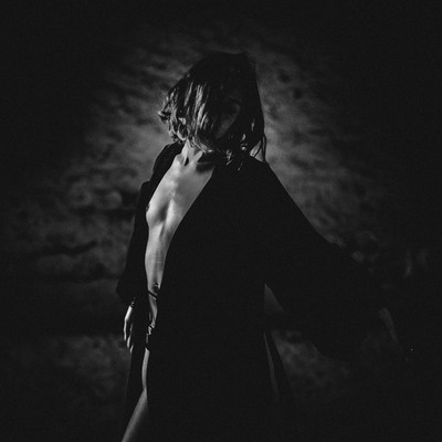 » #4/9 « / nur eine Drehung / Blog post by <a href="https://strkng.com/en/photographer/sinnlicht-fotografie/">Photographer Sinnlicht-Fotografie</a> / 2020-01-14 11:16 / nude,art,availablelight,blackandwhite,bw,Schwarz-weiss,scenary,monochrome,monoart