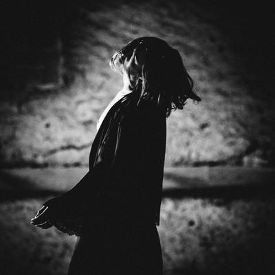 » #6/9 « / nur eine Drehung / Blog post by <a href="https://strkng.com/en/photographer/sinnlicht-fotografie/">Photographer Sinnlicht-Fotografie</a> / 2020-01-14 11:16 / nude,blackandwhite,bw,art,availablelight,monochrome,monoart,Schwarz-weiss,scenary