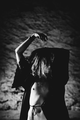 » #7/9 « / nur eine Drehung / Blog post by <a href="https://strkng.com/en/photographer/sinnlicht-fotografie/">Photographer Sinnlicht-Fotografie</a> / 2020-01-14 11:16 / nude,art,availablelight,blackandwhite,bw,monochrome,monoart,Schwarz-weiss,scenary