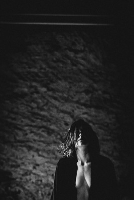 » #8/9 « / nur eine Drehung / Blog post by <a href="https://strkng.com/en/photographer/sinnlicht-fotografie/">Photographer Sinnlicht-Fotografie</a> / 2020-01-14 11:16 / nude,art,availablelight,blackandwhite,bw,monochrome,monoart,Schwarz-weiss,scenary