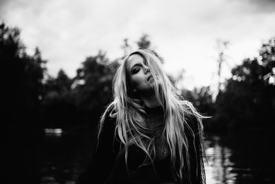 » #2/7 « / Leonie / Blog post by <a href="https://strkng.com/en/photographer/jens+wild/">Photographer Jens Wild</a> / 2020-11-13 12:19 / Mode / Beauty