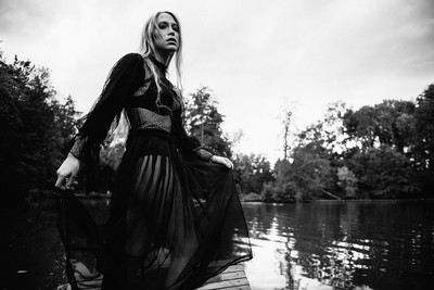 » #4/7 « / Leonie / Blog-Beitrag von <a href="https://strkng.com/de/fotograf/jens+wild/">Fotograf Jens Wild</a> / 13.11.2020 12:19 / Mode / Beauty