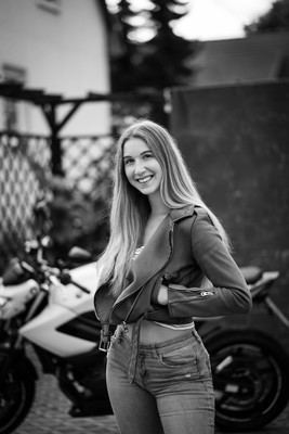 » #4/8 « / Graduation Shooting / Blog-Beitrag von <a href="https://strkng.com/de/fotograf/sven+hasper/">Fotograf Sven Hasper</a> / 13.08.2020 22:12 / Portrait / #corona