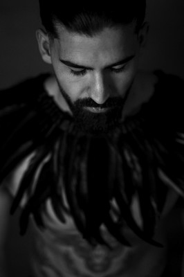 of men and feathers / Stadtlandschaften / portrait,malemodel,beard,feathers,homestudio,monochrome,onelightsetup