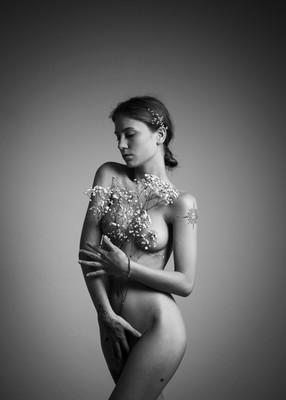 » #2/7 « / Mia with flowers / Blog-Beitrag von <a href="https://strkng.com/de/fotograf/lichtundnicht/">Fotograf LICHTundNICHT</a> / 20.08.2022 10:44